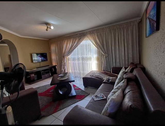 2 BEDROOM COMPLEX FOR SALE IN WINCHESTER HILLS